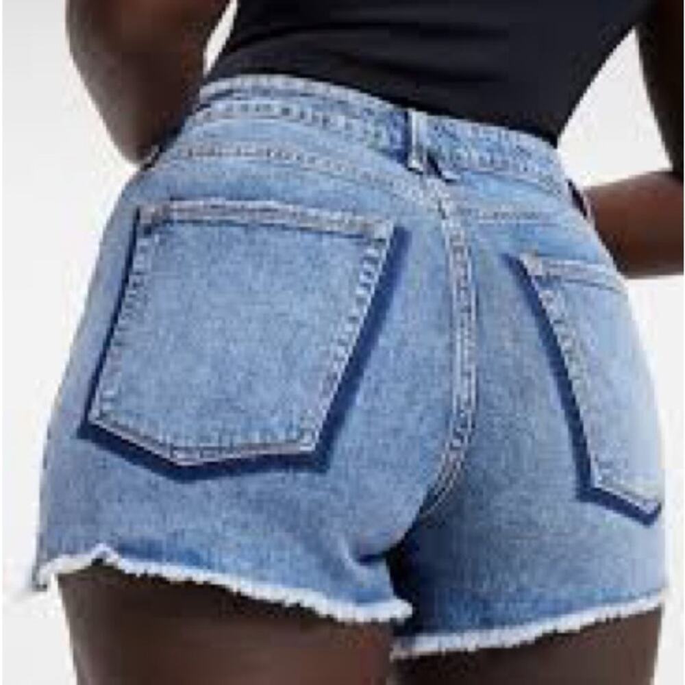 Good American Bombshell Shorts Size 14 / 32 
Bombshell Jean High Rise NWT
